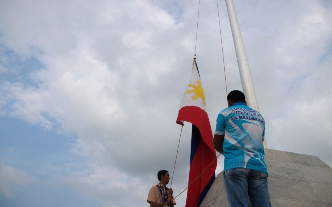 Pinangunahan ni Gov. Evardone an flag-raising ceremony han mga empleyado para hin mas produktibo nga semana